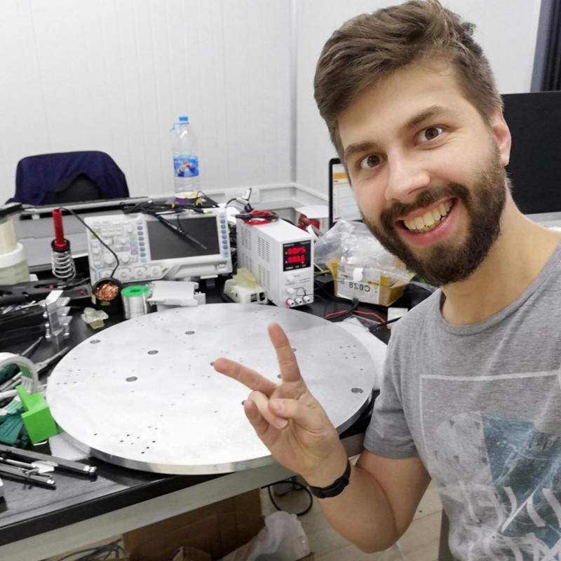 Das Bild zeigt Hendrik in einem Makerspace