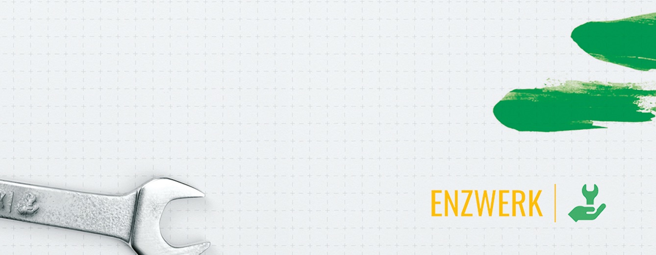 Holzwand aud Balken und im Vordergrund das ENZWERK Logo